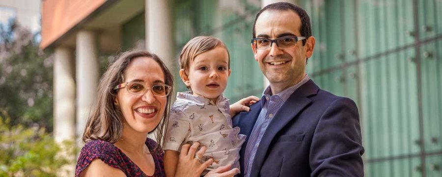 Photo of Carlos Pérez-Aldana with his wife and son.